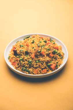 Tawa Pulao/Pulav/Pilav/Pilau, basmati pirinç, sebze ve baharatkullanılarak yapılan bir Hint Sokak Yemeğidir. Seçici odaklama