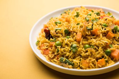 Tawa Pulao/Pulav/Pilav/Pilau, basmati pirinç, sebze ve baharatkullanılarak yapılan bir Hint Sokak Yemeğidir. Seçici odaklama