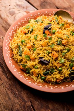 Tawa Pulao/Pulav/Pilav/Pilau, basmati pirinç, sebze ve baharatkullanılarak yapılan bir Hint Sokak Yemeğidir. Seçici odaklama