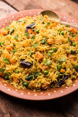 Tawa Pulao/Pulav/Pilav/Pilau, basmati pirinç, sebze ve baharatkullanılarak yapılan bir Hint Sokak Yemeğidir. Seçici odaklama