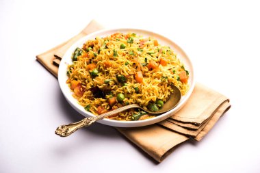 Tawa Pulao/Pulav/Pilav/Pilau, basmati pirinç, sebze ve baharatkullanılarak yapılan bir Hint Sokak Yemeğidir. Seçici odaklama