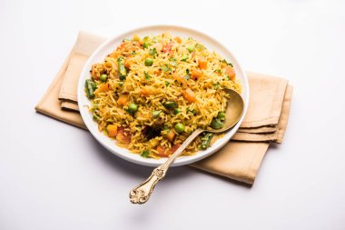 Tawa Pulao/Pulav/Pilav/Pilau, basmati pirinç, sebze ve baharatkullanılarak yapılan bir Hint Sokak Yemeğidir. Seçici odaklama