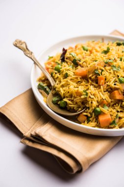 Tawa Pulao/Pulav/Pilav/Pilau, basmati pirinç, sebze ve baharatkullanılarak yapılan bir Hint Sokak Yemeğidir. Seçici odaklama