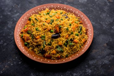 Tawa Pulao/Pulav/Pilav/Pilau, basmati pirinç, sebze ve baharatkullanılarak yapılan bir Hint Sokak Yemeğidir. Seçici odaklama
