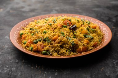 Tawa Pulao/Pulav/Pilav/Pilau, basmati pirinç, sebze ve baharatkullanılarak yapılan bir Hint Sokak Yemeğidir. Seçici odaklama