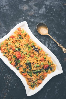 Tawa Pulao/Pulav/Pilav/Pilau, basmati pirinç, sebze ve baharatkullanılarak yapılan bir Hint Sokak Yemeğidir. Seçici odaklama