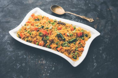 Tawa Pulao/Pulav/Pilav/Pilau, basmati pirinç, sebze ve baharatkullanılarak yapılan bir Hint Sokak Yemeğidir. Seçici odaklama