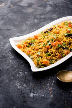 Tawa Pulao/Pulav/Pilav/Pilau, basmati pirinç, sebze ve baharatkullanılarak yapılan bir Hint Sokak Yemeğidir. Seçici odaklama
