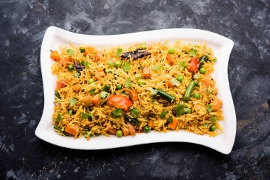 Tawa Pulao/Pulav/Pilav/Pilau, basmati pirinç, sebze ve baharatkullanılarak yapılan bir Hint Sokak Yemeğidir. Seçici odaklama