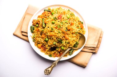 Tawa Pulao/Pulav/Pilav/Pilau, basmati pirinç, sebze ve baharatkullanılarak yapılan bir Hint Sokak Yemeğidir. Seçici odaklama