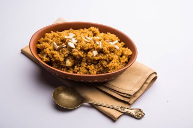 Buğday Laapsi / Lapsi / Shira / Halwa fındık, kuru üzüm ve kurutulmuş meyve ile birlikte kırık buğday veya Daliya adet ve ghee yapılmış bir Hint tatlı yemektir. Sağlıklı bir yiyecek. bir kase, seçici odak hizmet