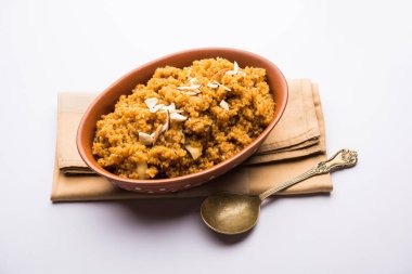 Buğday Laapsi / Lapsi / Shira / Halwa fındık, kuru üzüm ve kurutulmuş meyve ile birlikte kırık buğday veya Daliya adet ve ghee yapılmış bir Hint tatlı yemektir. Sağlıklı bir yiyecek. bir kase, seçici odak hizmet