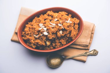 Buğday Laapsi / Lapsi / Shira / Halwa fındık, kuru üzüm ve kurutulmuş meyve ile birlikte kırık buğday veya Daliya adet ve ghee yapılmış bir Hint tatlı yemektir. Sağlıklı bir yiyecek. bir kase, seçici odak hizmet