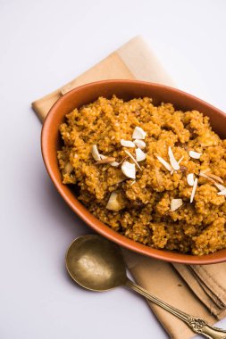 Buğday Laapsi / Lapsi / Shira / Halwa fındık, kuru üzüm ve kurutulmuş meyve ile birlikte kırık buğday veya Daliya adet ve ghee yapılmış bir Hint tatlı yemektir. Sağlıklı bir yiyecek. bir kase, seçici odak hizmet