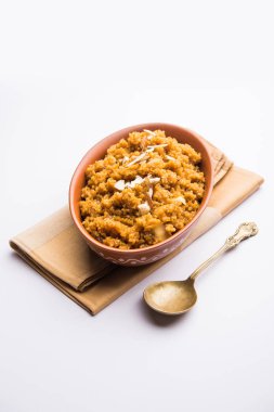 Buğday Laapsi / Lapsi / Shira / Halwa fındık, kuru üzüm ve kurutulmuş meyve ile birlikte kırık buğday veya Daliya adet ve ghee yapılmış bir Hint tatlı yemektir. Sağlıklı bir yiyecek. bir kase, seçici odak hizmet