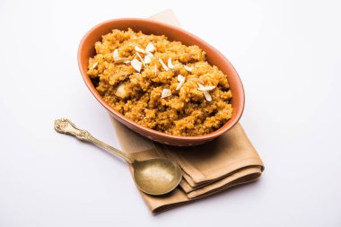 Buğday Laapsi / Lapsi / Shira / Halwa fındık, kuru üzüm ve kurutulmuş meyve ile birlikte kırık buğday veya Daliya adet ve ghee yapılmış bir Hint tatlı yemektir. Sağlıklı bir yiyecek. bir kase, seçici odak hizmet