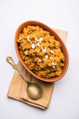 Buğday Laapsi / Lapsi / Shira / Halwa fındık, kuru üzüm ve kurutulmuş meyve ile birlikte kırık buğday veya Daliya adet ve ghee yapılmış bir Hint tatlı yemektir. Sağlıklı bir yiyecek. bir kase, seçici odak hizmet