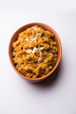 Buğday Laapsi / Lapsi / Shira / Halwa fındık, kuru üzüm ve kurutulmuş meyve ile birlikte kırık buğday veya Daliya adet ve ghee yapılmış bir Hint tatlı yemektir. Sağlıklı bir yiyecek. bir kase, seçici odak hizmet