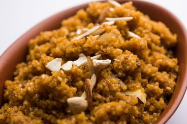 Buğday Laapsi / Lapsi / Shira / Halwa fındık, kuru üzüm ve kurutulmuş meyve ile birlikte kırık buğday veya Daliya adet ve ghee yapılmış bir Hint tatlı yemektir. Sağlıklı bir yiyecek. bir kase, seçici odak hizmet