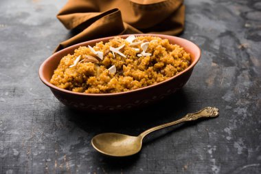 Buğday Laapsi / Lapsi / Shira / Halwa fındık, kuru üzüm ve kurutulmuş meyve ile birlikte kırık buğday veya Daliya adet ve ghee yapılmış bir Hint tatlı yemektir. Sağlıklı bir yiyecek. bir kase, seçici odak hizmet
