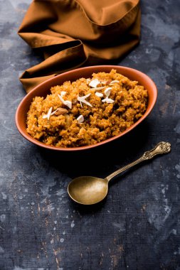 Buğday Laapsi / Lapsi / Shira / Halwa fındık, kuru üzüm ve kurutulmuş meyve ile birlikte kırık buğday veya Daliya adet ve ghee yapılmış bir Hint tatlı yemektir. Sağlıklı bir yiyecek. bir kase, seçici odak hizmet