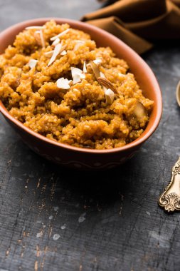 Buğday Laapsi / Lapsi / Shira / Halwa fındık, kuru üzüm ve kurutulmuş meyve ile birlikte kırık buğday veya Daliya adet ve ghee yapılmış bir Hint tatlı yemektir. Sağlıklı bir yiyecek. bir kase, seçici odak hizmet