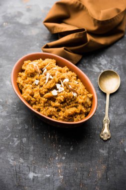 Buğday Laapsi / Lapsi / Shira / Halwa fındık, kuru üzüm ve kurutulmuş meyve ile birlikte kırık buğday veya Daliya adet ve ghee yapılmış bir Hint tatlı yemektir. Sağlıklı bir yiyecek. bir kase, seçici odak hizmet