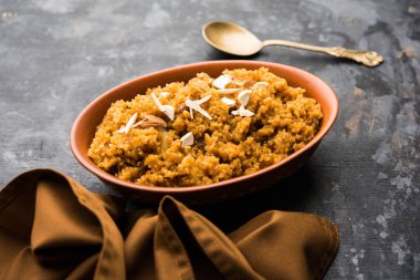 Buğday Laapsi / Lapsi / Shira / Halwa fındık, kuru üzüm ve kurutulmuş meyve ile birlikte kırık buğday veya Daliya adet ve ghee yapılmış bir Hint tatlı yemektir. Sağlıklı bir yiyecek. bir kase, seçici odak hizmet