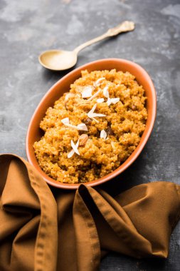 Buğday Laapsi / Lapsi / Shira / Halwa fındık, kuru üzüm ve kurutulmuş meyve ile birlikte kırık buğday veya Daliya adet ve ghee yapılmış bir Hint tatlı yemektir. Sağlıklı bir yiyecek. bir kase, seçici odak hizmet