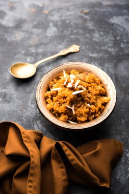 Buğday Laapsi / Lapsi / Shira / Halwa fındık, kuru üzüm ve kurutulmuş meyve ile birlikte kırık buğday veya Daliya adet ve ghee yapılmış bir Hint tatlı yemektir. Sağlıklı bir yiyecek. bir kase, seçici odak hizmet