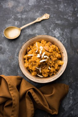 Buğday Laapsi / Lapsi / Shira / Halwa fındık, kuru üzüm ve kurutulmuş meyve ile birlikte kırık buğday veya Daliya adet ve ghee yapılmış bir Hint tatlı yemektir. Sağlıklı bir yiyecek. bir kase, seçici odak hizmet