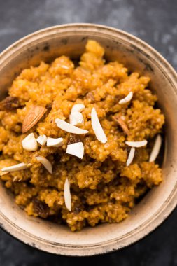 Buğday Laapsi / Lapsi / Shira / Halwa fındık, kuru üzüm ve kurutulmuş meyve ile birlikte kırık buğday veya Daliya adet ve ghee yapılmış bir Hint tatlı yemektir. Sağlıklı bir yiyecek. bir kase, seçici odak hizmet