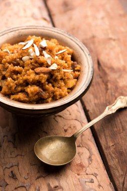 Buğday Laapsi / Lapsi / Shira / Halwa fındık, kuru üzüm ve kurutulmuş meyve ile birlikte kırık buğday veya Daliya adet ve ghee yapılmış bir Hint tatlı yemektir. Sağlıklı bir yiyecek. bir kase, seçici odak hizmet