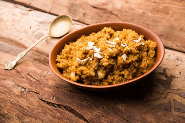 Buğday Laapsi / Lapsi / Shira / Halwa fındık, kuru üzüm ve kurutulmuş meyve ile birlikte kırık buğday veya Daliya adet ve ghee yapılmış bir Hint tatlı yemektir. Sağlıklı bir yiyecek. bir kase, seçici odak hizmet