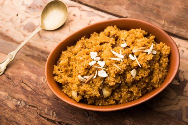 Buğday Laapsi / Lapsi / Shira / Halwa fındık, kuru üzüm ve kurutulmuş meyve ile birlikte kırık buğday veya Daliya adet ve ghee yapılmış bir Hint tatlı yemektir. Sağlıklı bir yiyecek. bir kase, seçici odak hizmet