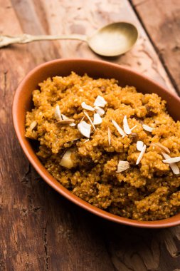 Buğday Laapsi / Lapsi / Shira / Halwa fındık, kuru üzüm ve kurutulmuş meyve ile birlikte kırık buğday veya Daliya adet ve ghee yapılmış bir Hint tatlı yemektir. Sağlıklı bir yiyecek. bir kase, seçici odak hizmet