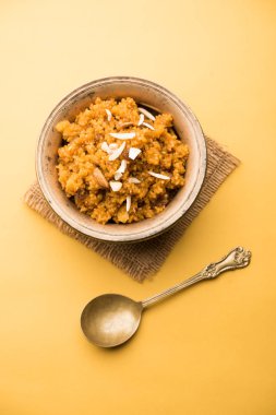 Buğday Laapsi / Lapsi / Shira / Halwa fındık, kuru üzüm ve kurutulmuş meyve ile birlikte kırık buğday veya Daliya adet ve ghee yapılmış bir Hint tatlı yemektir. Sağlıklı bir yiyecek. bir kase, seçici odak hizmet