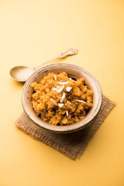 Buğday Laapsi / Lapsi / Shira / Halwa fındık, kuru üzüm ve kurutulmuş meyve ile birlikte kırık buğday veya Daliya adet ve ghee yapılmış bir Hint tatlı yemektir. Sağlıklı bir yiyecek. bir kase, seçici odak hizmet