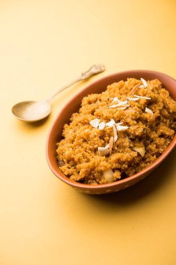 Buğday Laapsi / Lapsi / Shira / Halwa fındık, kuru üzüm ve kurutulmuş meyve ile birlikte kırık buğday veya Daliya adet ve ghee yapılmış bir Hint tatlı yemektir. Sağlıklı bir yiyecek. bir kase, seçici odak hizmet