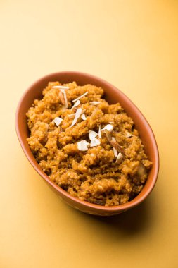 Buğday Laapsi / Lapsi / Shira / Halwa fındık, kuru üzüm ve kurutulmuş meyve ile birlikte kırık buğday veya Daliya adet ve ghee yapılmış bir Hint tatlı yemektir. Sağlıklı bir yiyecek. bir kase, seçici odak hizmet