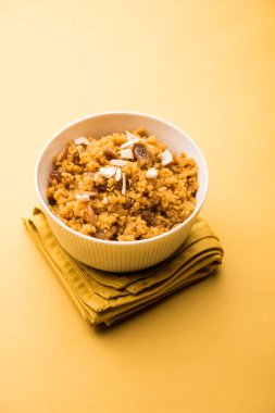 Buğday Laapsi / Lapsi / Shira / Halwa fındık, kuru üzüm ve kurutulmuş meyve ile birlikte kırık buğday veya Daliya adet ve ghee yapılmış bir Hint tatlı yemektir. Sağlıklı bir yiyecek. bir kase, seçici odak hizmet