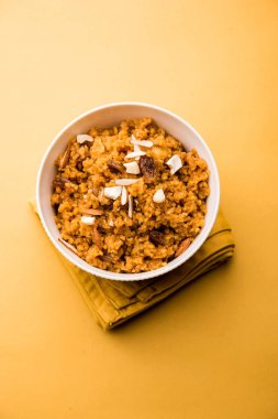 Buğday Laapsi / Lapsi / Shira / Halwa fındık, kuru üzüm ve kurutulmuş meyve ile birlikte kırık buğday veya Daliya adet ve ghee yapılmış bir Hint tatlı yemektir. Sağlıklı bir yiyecek. bir kase, seçici odak hizmet