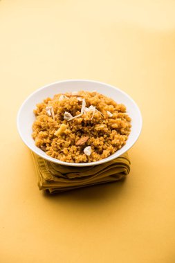 Buğday Laapsi / Lapsi / Shira / Halwa fındık, kuru üzüm ve kurutulmuş meyve ile birlikte kırık buğday veya Daliya adet ve ghee yapılmış bir Hint tatlı yemektir. Sağlıklı bir yiyecek. bir kase, seçici odak hizmet