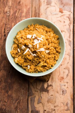 Buğday Laapsi / Lapsi / Shira / Halwa fındık, kuru üzüm ve kurutulmuş meyve ile birlikte kırık buğday veya Daliya adet ve ghee yapılmış bir Hint tatlı yemektir. Sağlıklı bir yiyecek. bir kase, seçici odak hizmet