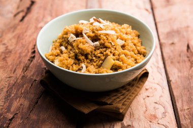 Buğday Laapsi / Lapsi / Shira / Halwa fındık, kuru üzüm ve kurutulmuş meyve ile birlikte kırık buğday veya Daliya adet ve ghee yapılmış bir Hint tatlı yemektir. Sağlıklı bir yiyecek. bir kase, seçici odak hizmet