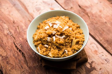 Buğday Laapsi / Lapsi / Shira / Halwa fındık, kuru üzüm ve kurutulmuş meyve ile birlikte kırık buğday veya Daliya adet ve ghee yapılmış bir Hint tatlı yemektir. Sağlıklı bir yiyecek. bir kase, seçici odak hizmet