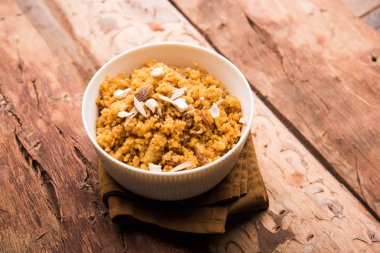 Buğday Laapsi / Lapsi / Shira / Halwa fındık, kuru üzüm ve kurutulmuş meyve ile birlikte kırık buğday veya Daliya adet ve ghee yapılmış bir Hint tatlı yemektir. Sağlıklı bir yiyecek. bir kase, seçici odak hizmet