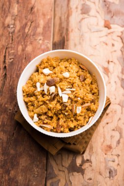 Buğday Laapsi / Lapsi / Shira / Halwa fındık, kuru üzüm ve kurutulmuş meyve ile birlikte kırık buğday veya Daliya adet ve ghee yapılmış bir Hint tatlı yemektir. Sağlıklı bir yiyecek. bir kase, seçici odak hizmet