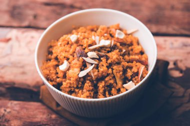 Buğday Laapsi / Lapsi / Shira / Halwa fındık, kuru üzüm ve kurutulmuş meyve ile birlikte kırık buğday veya Daliya adet ve ghee yapılmış bir Hint tatlı yemektir. Sağlıklı bir yiyecek. bir kase, seçici odak hizmet