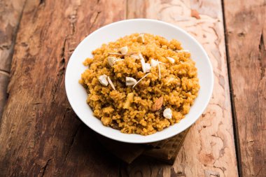 Buğday Laapsi / Lapsi / Shira / Halwa fındık, kuru üzüm ve kurutulmuş meyve ile birlikte kırık buğday veya Daliya adet ve ghee yapılmış bir Hint tatlı yemektir. Sağlıklı bir yiyecek. bir kase, seçici odak hizmet